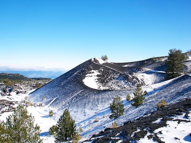 paisagem espetacular no vulcão Etna em um dia claro e ensolarado em fevereiro, Sicília