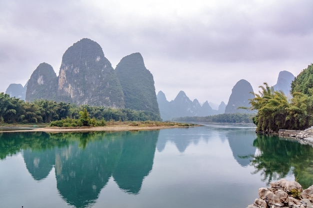 Paisagem famosa de rochas e água perto do Rio Li na região de Guangxi, Guilin, China