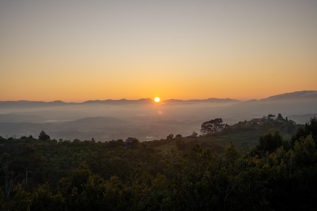 Paisagem fantasiosa de uma manhã cedo quando o pôr-do-sol sobre a cordilheira Bao Loc distrito Lam Dong província do Vietnã