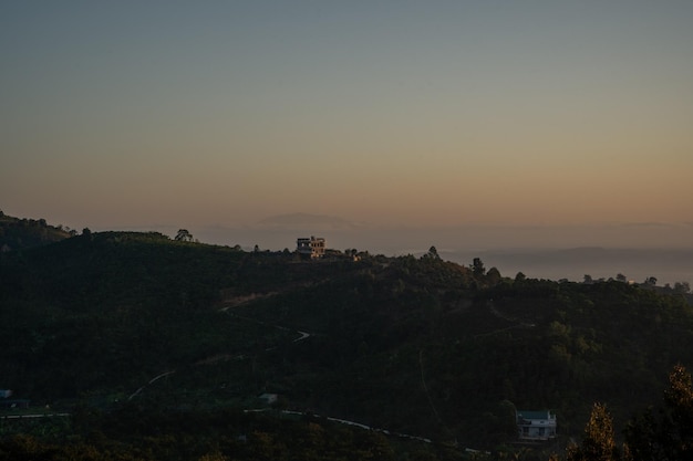 Paisagem fantasiosa de uma manhã cedo quando o pôr-do-sol sobre a cordilheira Bao Loc distrito Lam Dong província do Vietnã