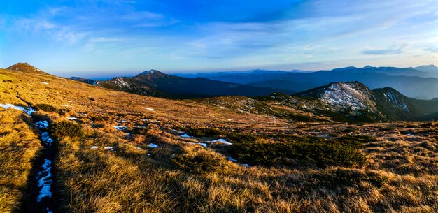 Paisagem fantástica quase coberta de neve