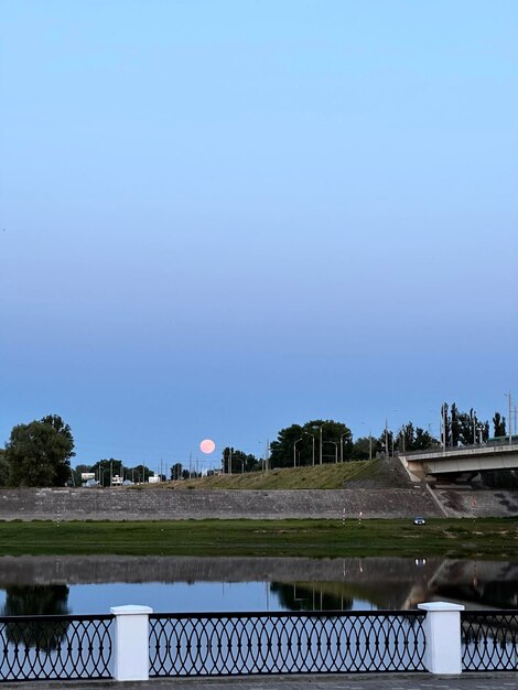 Paisagem fluvial com lua nascente