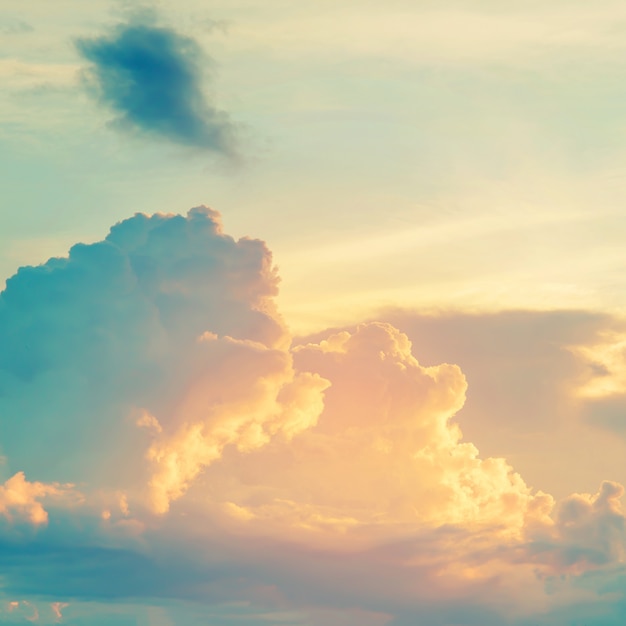 Paisagem fundo da natureza do por do sol com céu azul - tom de cor vintage