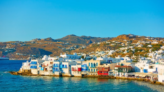 Paisagem grega com a cidade de Chora com casas à beira-mar na Ilha de Mykonos, na Grécia