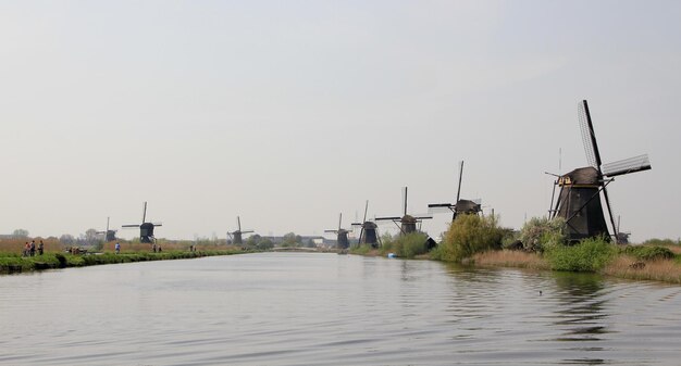 Paisagem holandesa com moinhos de vento