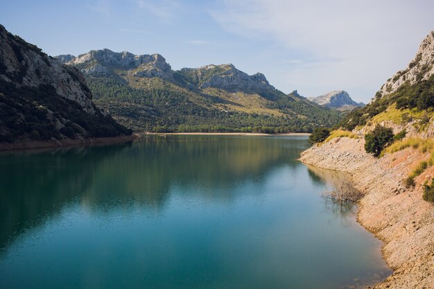 Paisagem idílica de verão com lago de montanha clara nos Alpes.