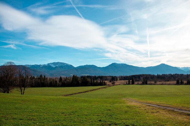 Paisagem idílica nos Alpes com chalés de montanha e campos verdes