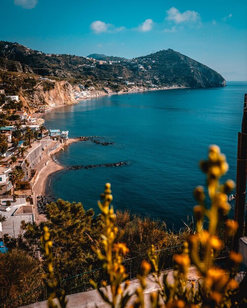 Foto paisagem ilha de ischia vista do mar oceano mar natureza água