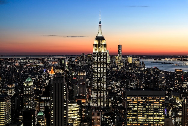 Paisagem iluminada da cidade de Nova Iorque contra o céu ao pôr do sol