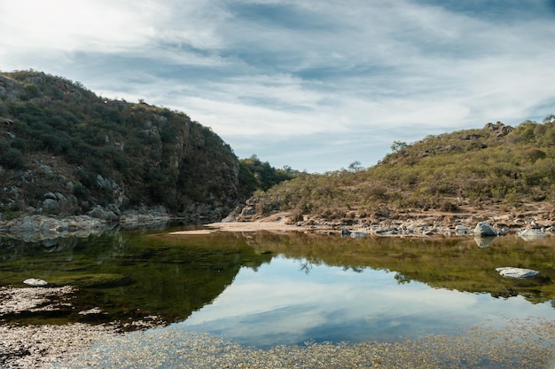 Paisagem incrível de duas montanhas com diferentes tons de verde