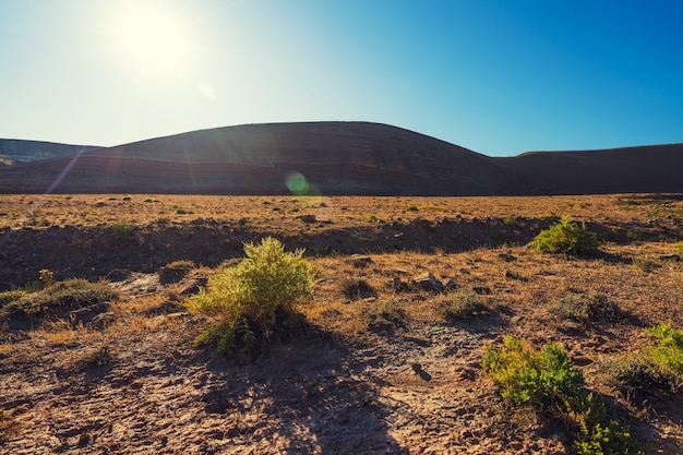 Foto paisagem incrível de montanhas com listras vermelhas