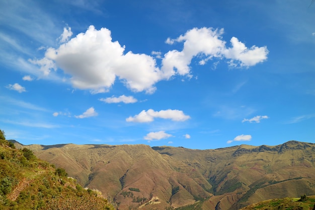 Paisagem incrível em um dia ensolarado no Vale Sagrado do Inca, região de Cusco, Peru, América do Sul