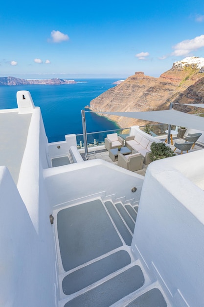 Paisagem incrível, férias de viagem de luxo. Arquitetura branca cidade de Oia na ilha de Santorini, Grécia