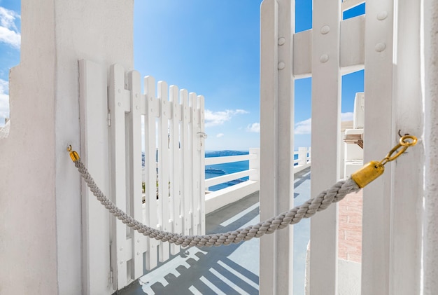 Paisagem incrível, férias de viagem de luxo. Arquitetura branca cidade de Oia na ilha de Santorini, Grécia