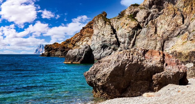 Paisagem incrível na costa do oceano azul em tempo claro e ensolarado