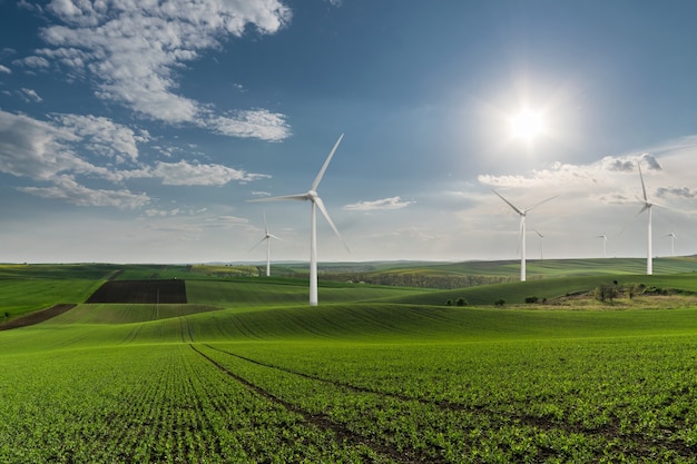 Paisagem industrial com turbinas eólicas no campo, energia ecológica renovável, moinhos de vento elétricos