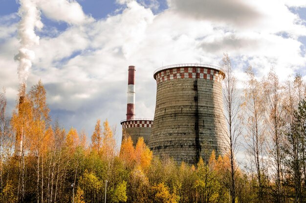 Foto paisagem industrial do outono com tubos e torres de resfriamento de calor combinado e usina elétrica
