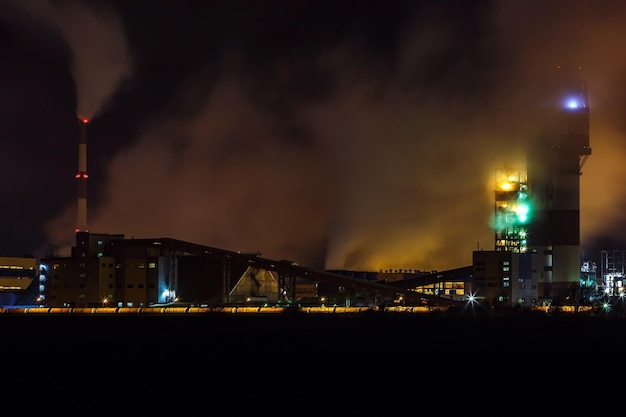 Paisagem industrial noturna poluição ambiental resíduos da usina térmica Grandes tubos da planta da empresa da indústria química