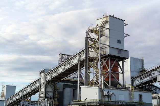 Paisagem industrial - tremonha de carregamento para materiais soltos com galeria transportadora inclinada