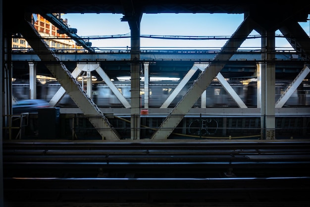 paisagem industrial urbana com trilhos de trem de via expressa e trilhos de metrô na ponte de Manhattan. Vigas de ferro.