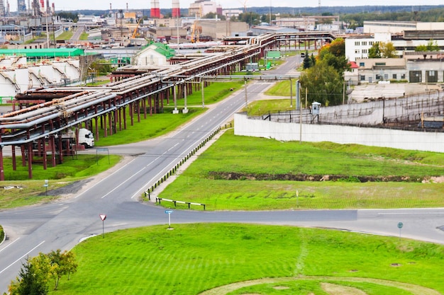 Paisagem industrial Vista panorâmica dos tubos tecnológicos Configurações da planta Fromand grama brilhante