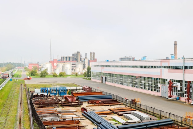 Paisagem industrial Vista panorâmica dos tubos tecnológicos Tubos enferrujados rubis azuis