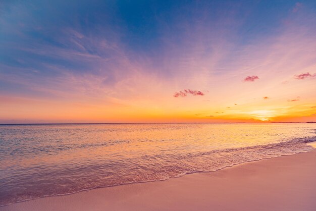 Paisagem inspiradora da natureza lindas cores cenário maravilhoso da praia tropical Pôr do sol na praia