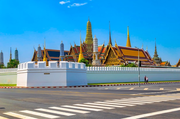 Paisagem landmark de bangkok é wat phra si rattana satsadaram ou templo dourado no royal grand palace e o templo de buda esmeralda bangkok tailândia