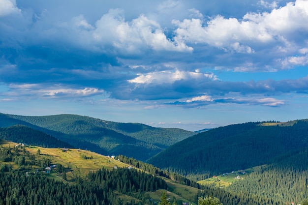 Paisagem linda de verão da vila entre as montanhas Karpaty.