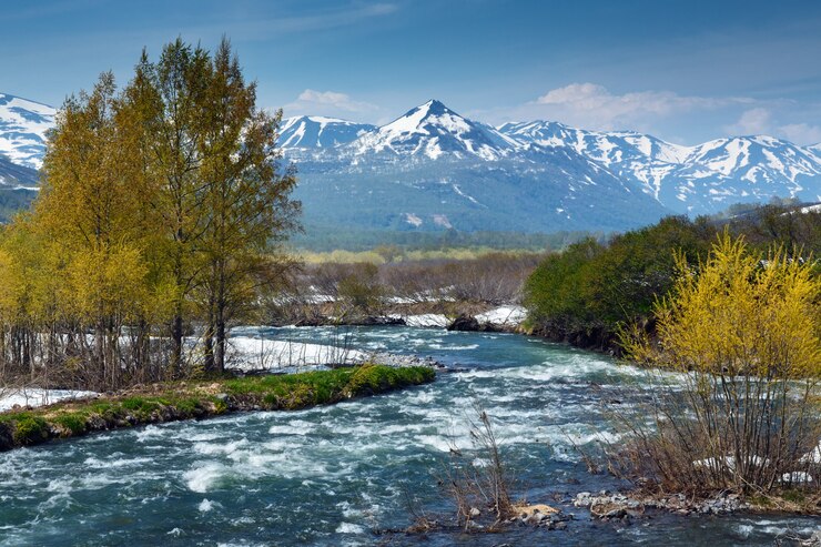 Paisagem linda primavera da Península de Kamchatka: vista da montanha Rio Paratunka em um dia ensolarado. Eurásia, Extremo Oriente Russo, Região de Kamchatka.