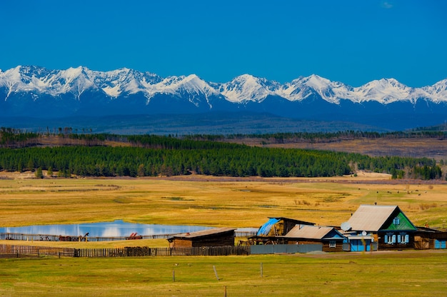 Paisagem linda primavera das montanhas ocidentais de Sayan.