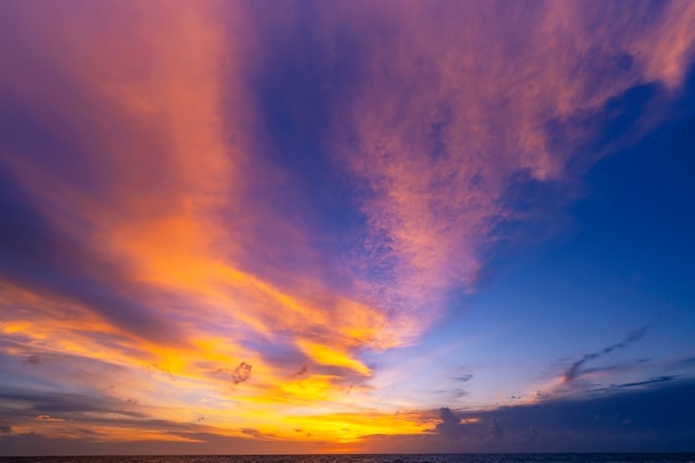 Paisagem Longa exposição de nuvens majestosas no céu por do sol ou nascer do sol sobre o mar com reflexo no mar tropical Beautiful cloudscape scenery Luz incrível da natureza Paisagem no crepúsculo.