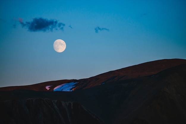 Paisagem lunar atmosférica do crepúsculo nas montanhas