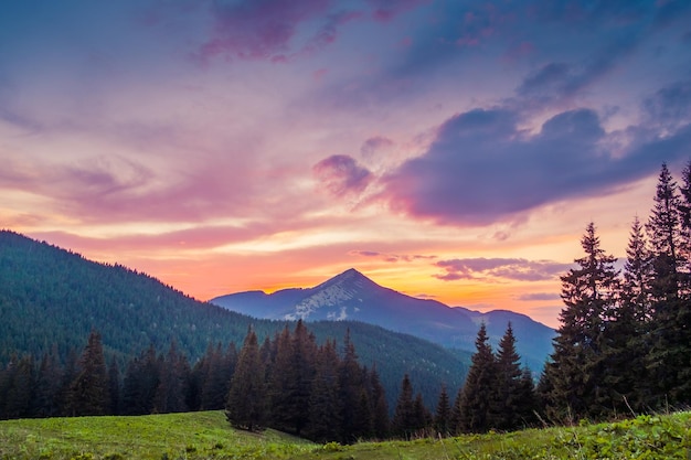 Paisagem majestosa das montanhas do pôr do sol natureza incrível