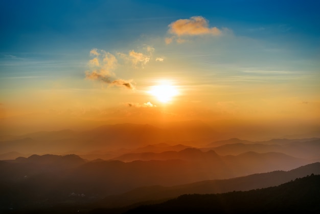 Paisagem majestosa das montanhas no céu do por do sol com nuvens, chiang mai, tailândia