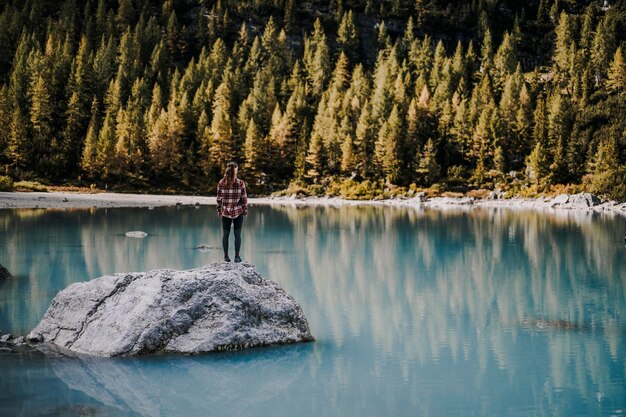 Paisagem majestosa do lago Dolomitas Sorapis com lariços coloridos e montanhas altas Maravilhoso cenário natural para caminhadas na Itália dolomita perto de Cortina d'Ampezzo