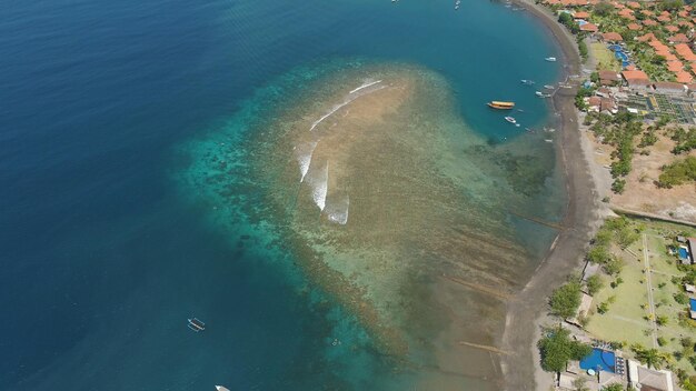 Paisagem marinha com praia tropical