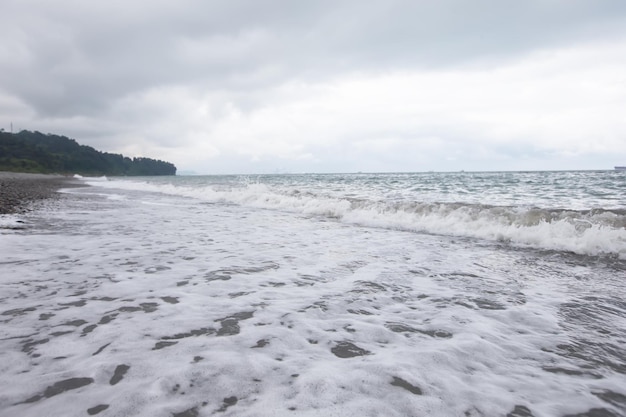 Paisagem marinha com uma praia de seixos e as ondas do Mar Negro se espalhando