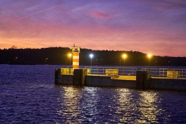 Foto paisagem marinha com vista para o cais e um pequeno farol