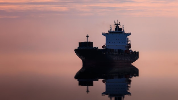 Paisagem marinha e silhueta de um navio de contêineres flutuando no mar