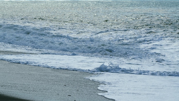Paisagem marinha tempestuosa Água azul do oceano Quebrando a onda com espuma no oceano em câmera lenta