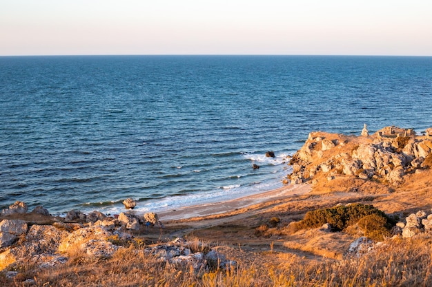 Paisagem marítima costa rochosa da crimeia com praia de areia à noite viagens e turismo