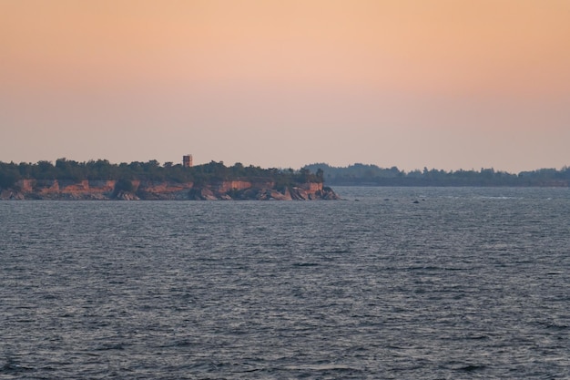 Paisagem marítima da costa da ilha de VikePakri ao pôr do sol foto de uma lente telefoto