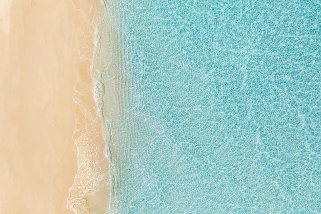 Foto paisagem marítima de verão belas ondas água do mar azul em um dia ensolarado top vista de drone relaxar o mar aéreo