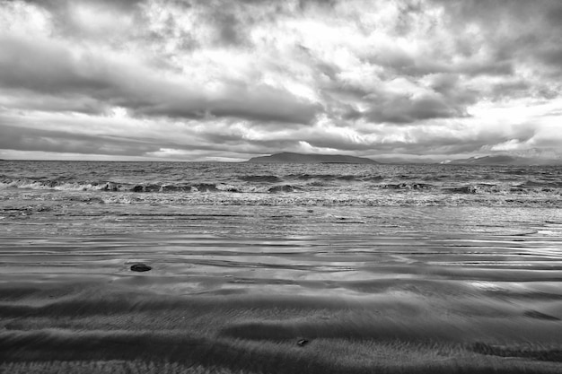 Paisagem marítima dramática com montanha na costa de fundo em reykjavik Islândia litoral e horizonte no céu nublado desejo de viajar ou viajar e aventura reykjavik bela natureza paisagem da Islândia