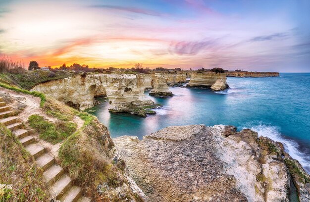 Paisagem marítima dramática com penhascos arco rochoso em Torre Sant Andrea