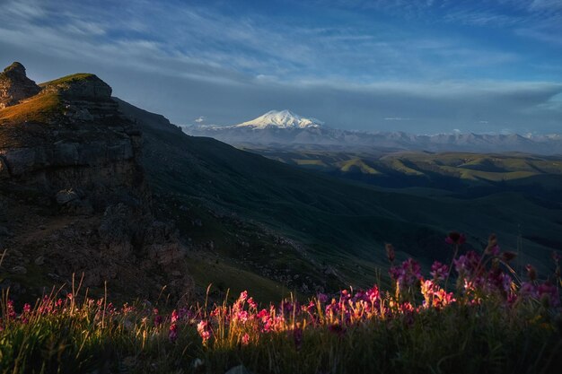 Paisagem matinal nos picos do Monte Elbrus Grande montanha alta coberta de neve Montanhas do Cáucaso Rússia