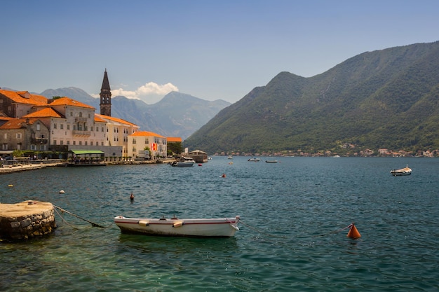 Paisagem mediterrânea ensolarada Baía de Montenegro de Kotor