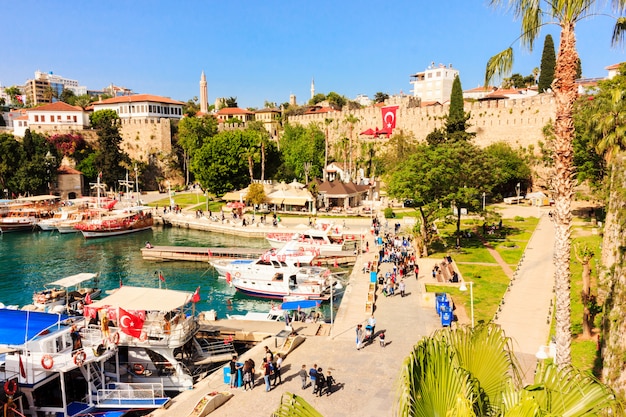 Paisagem mediterrânica em Antalya. Vista das montanhas, mar, iates e a cidade