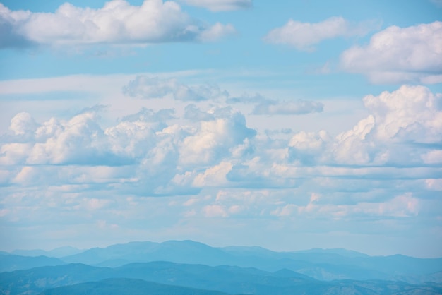 Paisagem minimalista cênica com nuvens cumulus no céu azul Bela vista mínima para o céu nublado Minimalismo simples com nuvens brancas no céu azul Cenário colorido do céu Cloudscape do dia atmosférico
